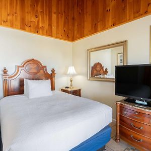 Deluxe Oceanfront Two Queens
